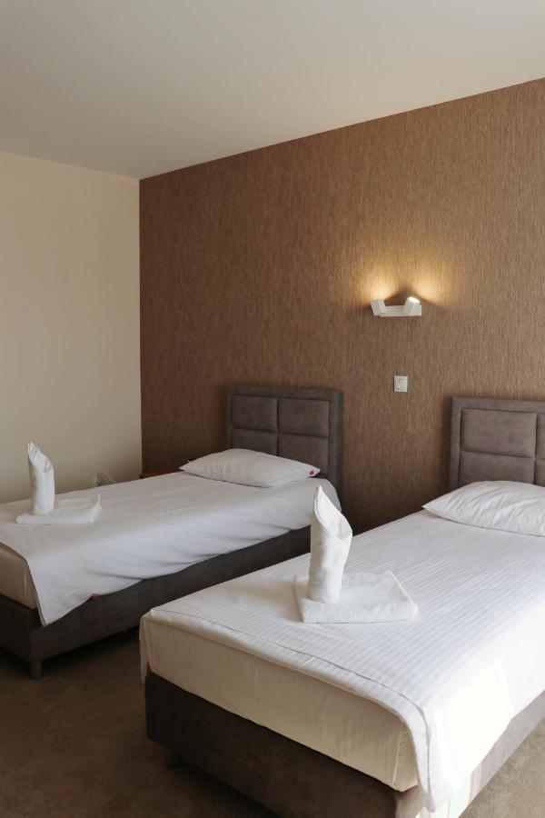 M&W Hotel Wronowski Ломжа Экстерьер фото